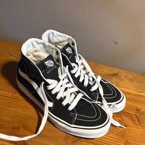 Vans Black and White High-Top Skate Sneakers Mens 7.5 women’s 9